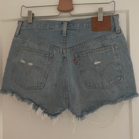 Distressed Levi 501 shorts - Picture 2 of 4